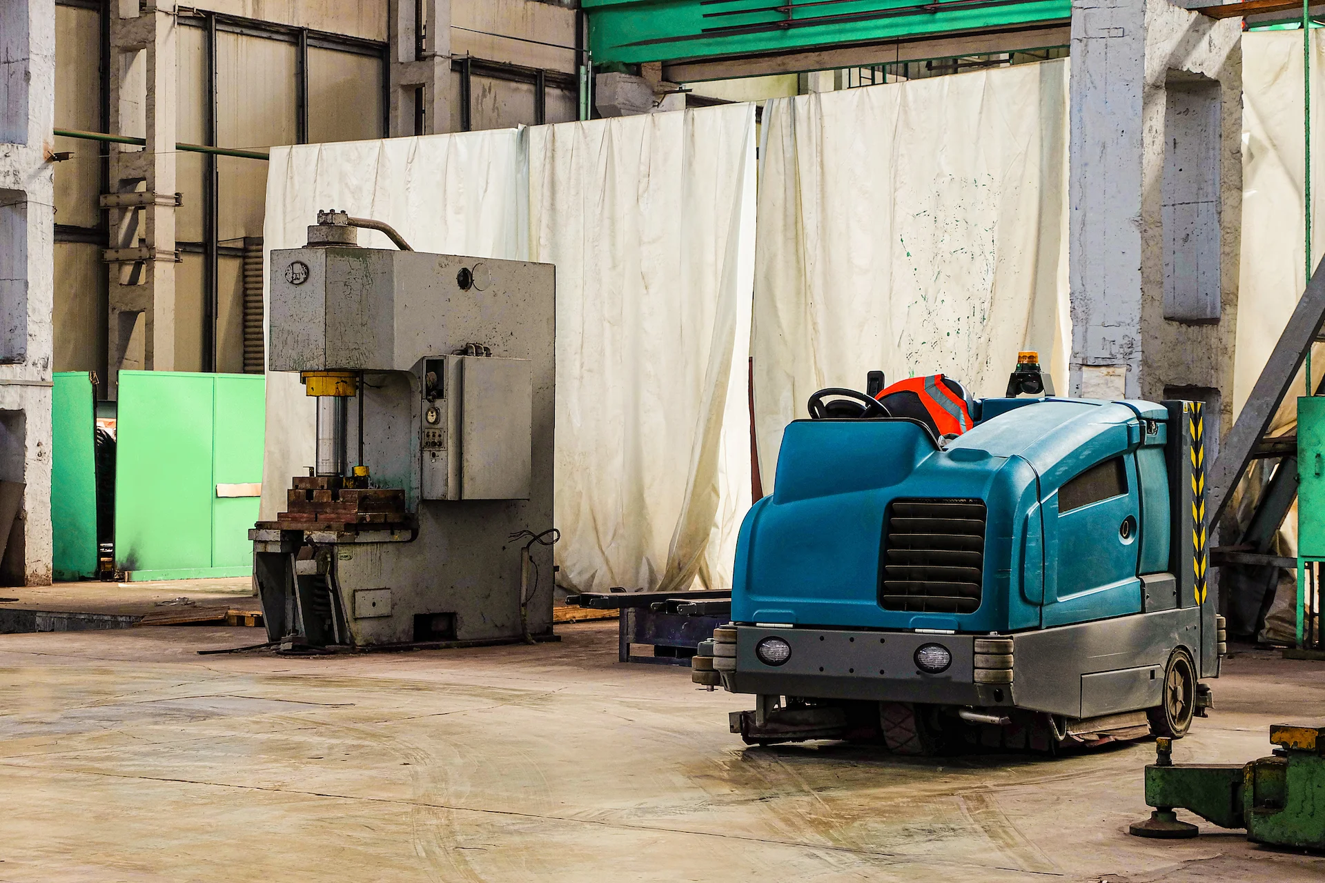 Auto Scrubber Chemical Guide Low-Foam Cleaners, Defoamers, and Recovery Tank Care
